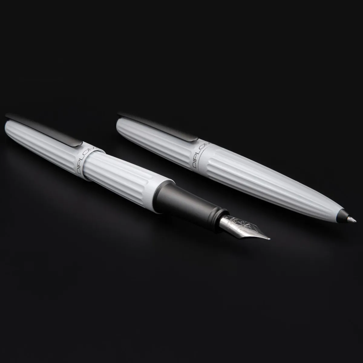 Levenger Fountain Pens|Diplomat*Diplomat Aero Lacquered Fountain Pen