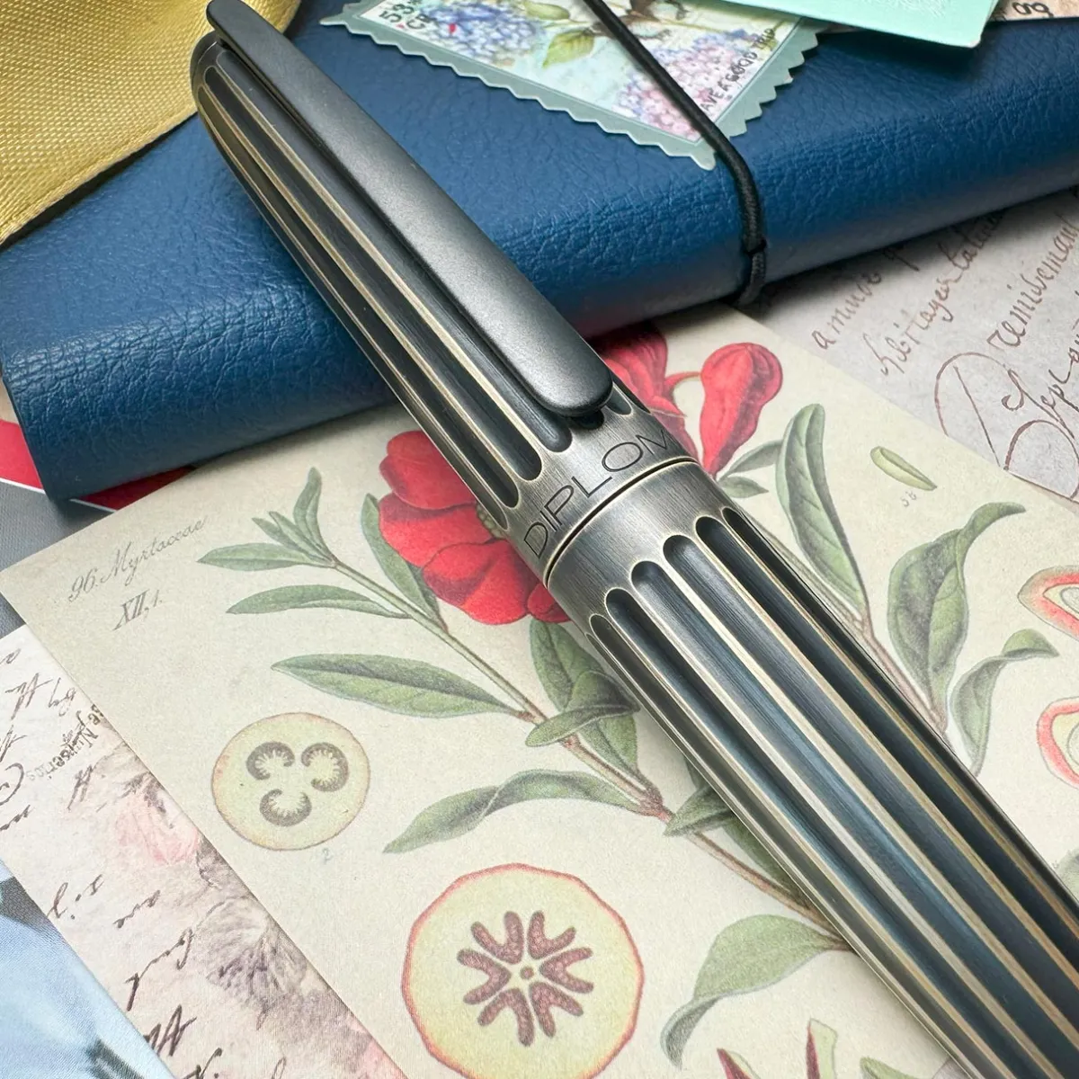 Levenger Fountain Pens|Diplomat*Diplomat Aero Stripes Oxyd Brass Fountain Pen